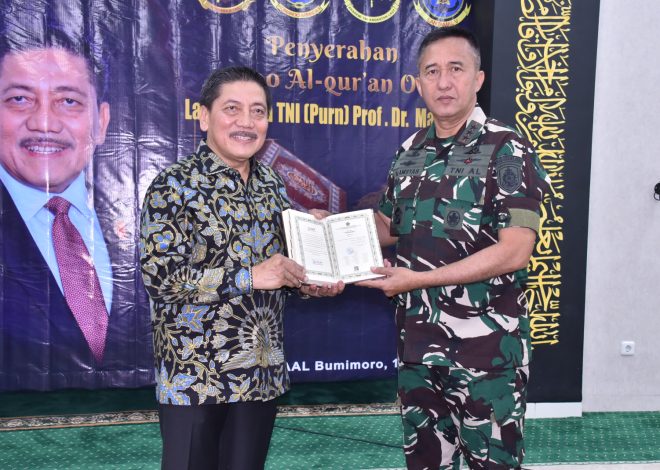 Di Bulan Penuh Ampunan, Dankodiklatal Terima Al Qur’an Dari Laksamana TNI  (Purn) Prof. Dr. Marsetio