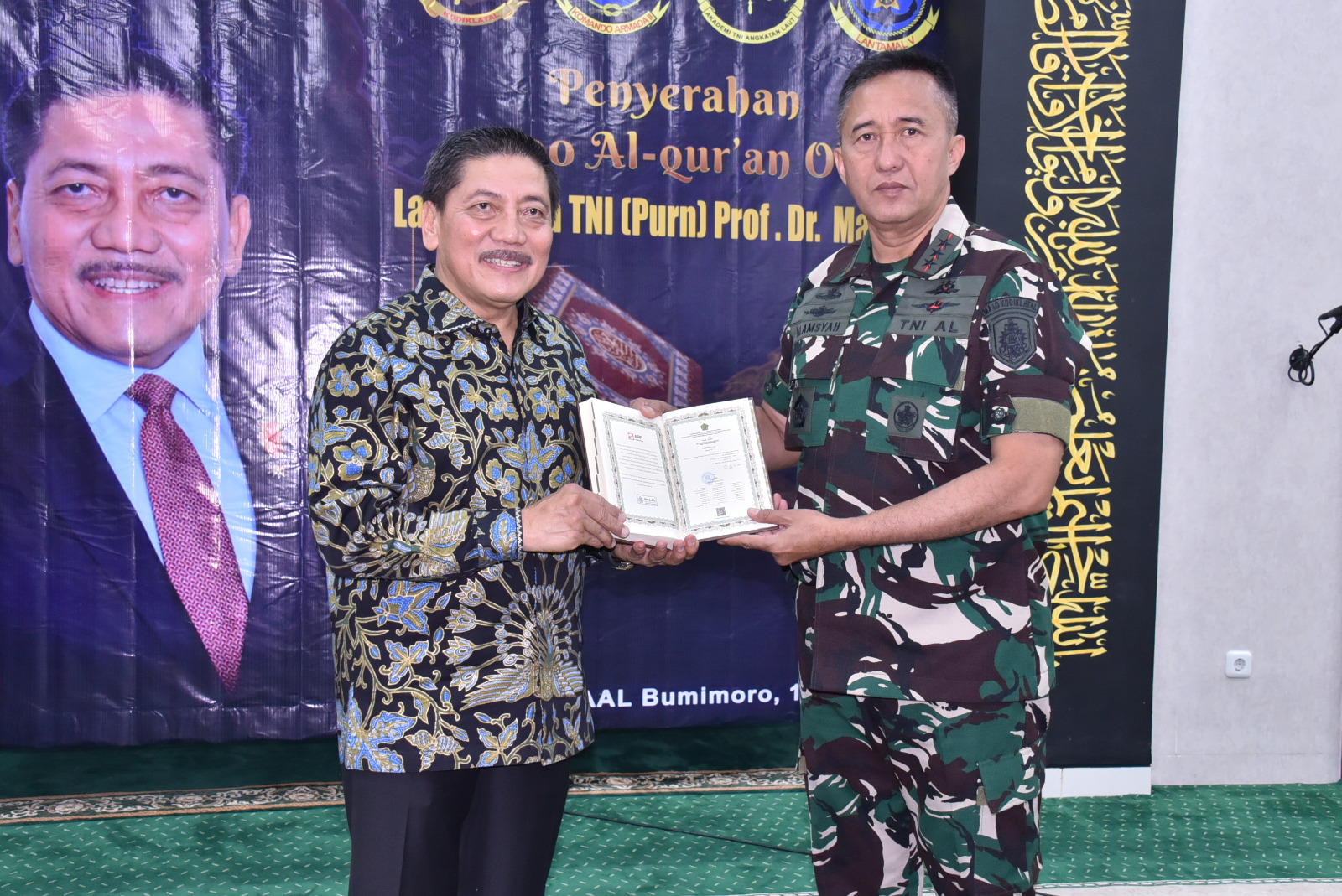 Di Bulan Penuh Ampunan, Dankodiklatal Terima Al Qur’an Dari Laksamana TNI  (Purn) Prof. Dr. Marsetio