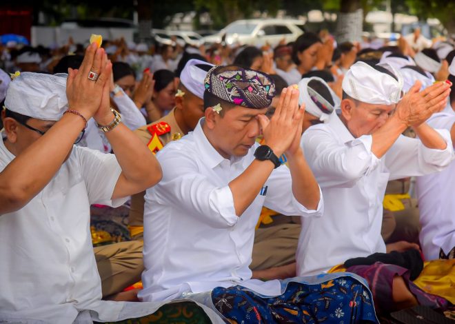 Jelang Hari Raya Nyepi Tahun Saka 1947, Pangkoarmada II Ikuti Upacara Melasti di Pantai Arafuru