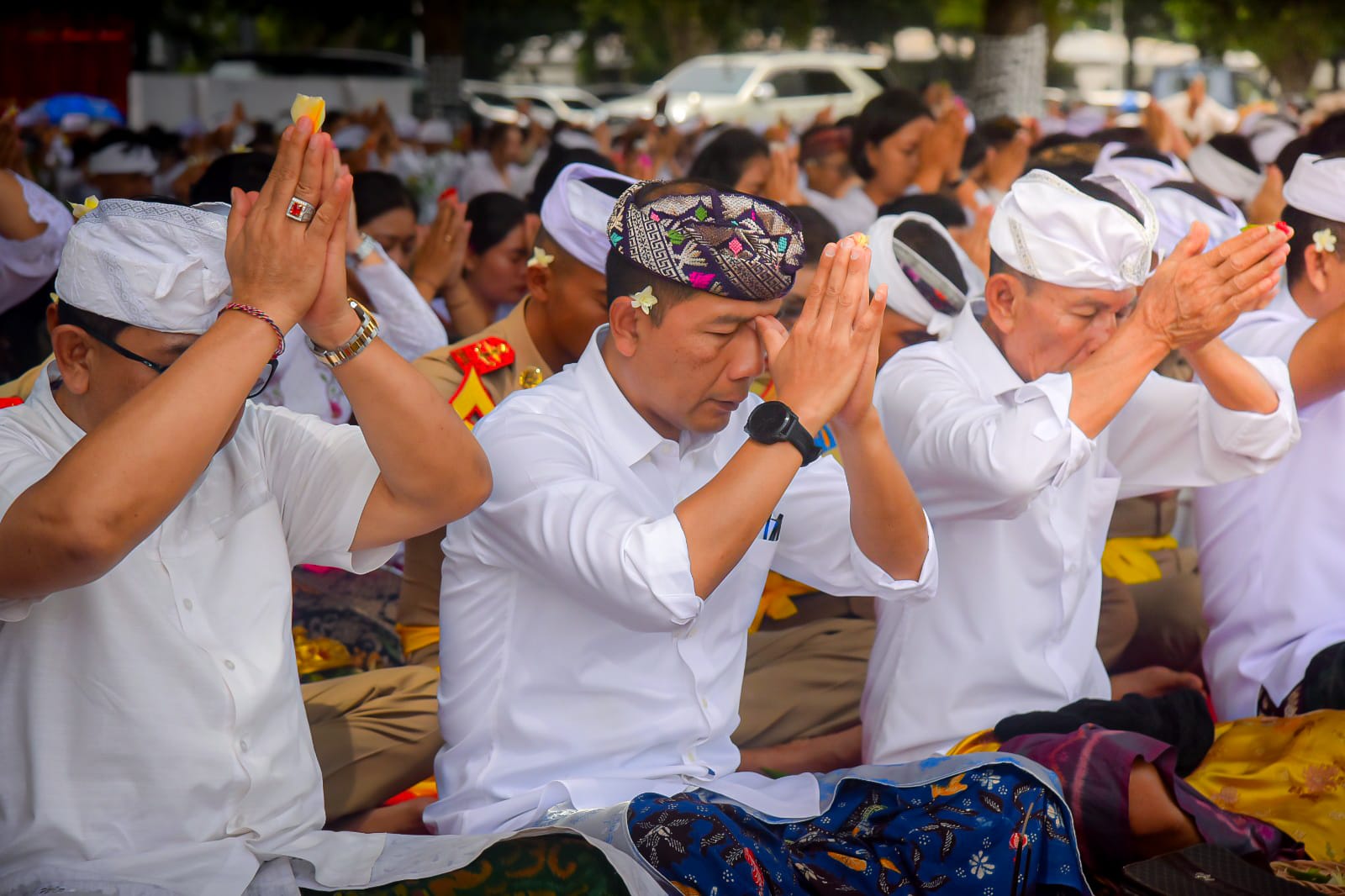 Jelang Hari Raya Nyepi Tahun Saka 1947, Pangkoarmada II Ikuti Upacara Melasti di Pantai Arafuru