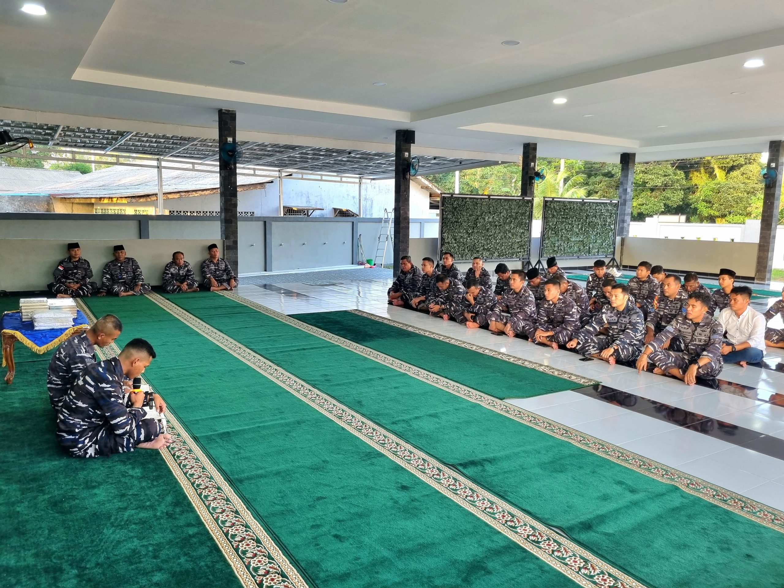 Perkuat Ketakwaan Di Bulan Suci, Dansatdik – 1 Serahkan Wakaf Al-Qur’an dan Alat Sholat