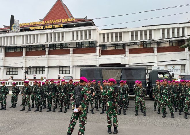 Prajurit Yonif 5 Marinir Laksanakan Pengamanan Hari Buruh (May Day ) Di Depan Kantor Gubernur Jawa Timur