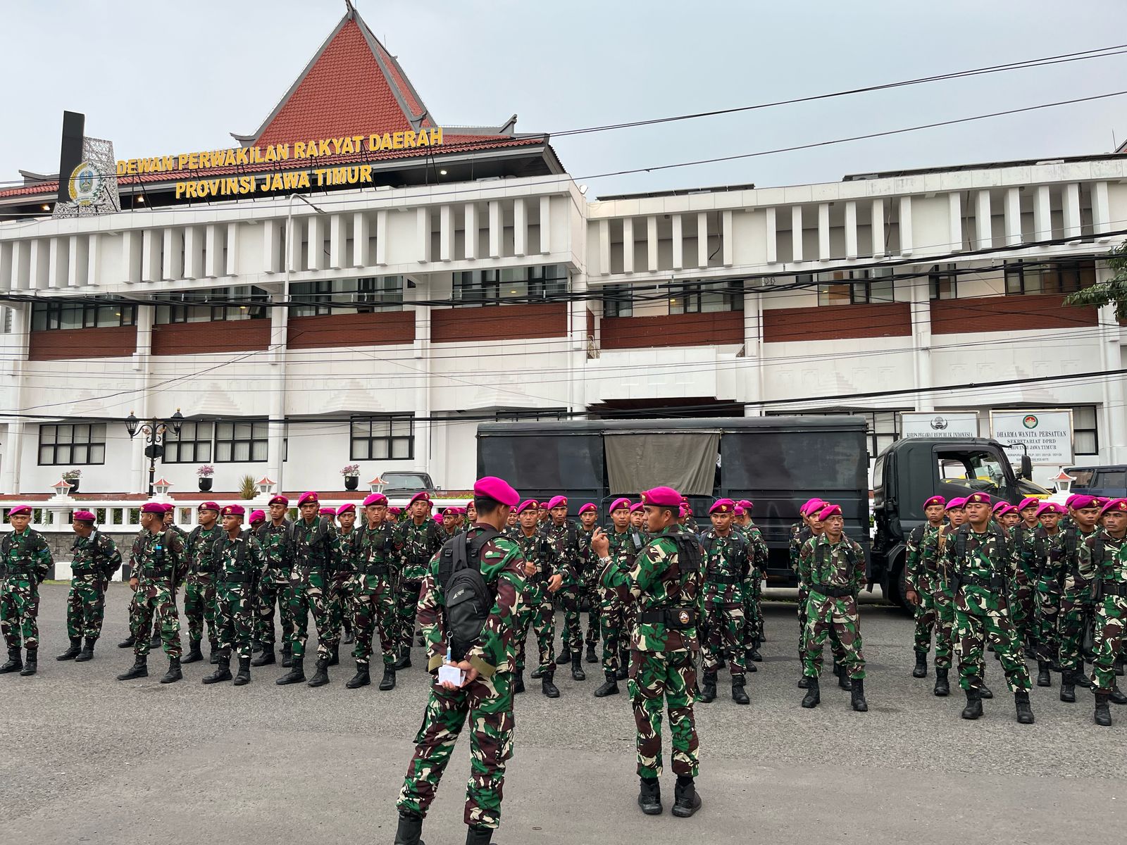 Prajurit Yonif 5 Marinir Laksanakan Pengamanan Hari Buruh (May Day ) Di Depan Kantor Gubernur Jawa Timur