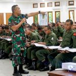 Komandan Brigif 2 Marinir Memberi Bekal Materi Disiplin Tempur Pada Peserta SPPI
