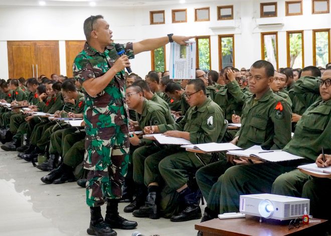 Komandan Brigif 2 Marinir Memberi Bekal Materi Disiplin Tempur Pada Peserta SPPI
