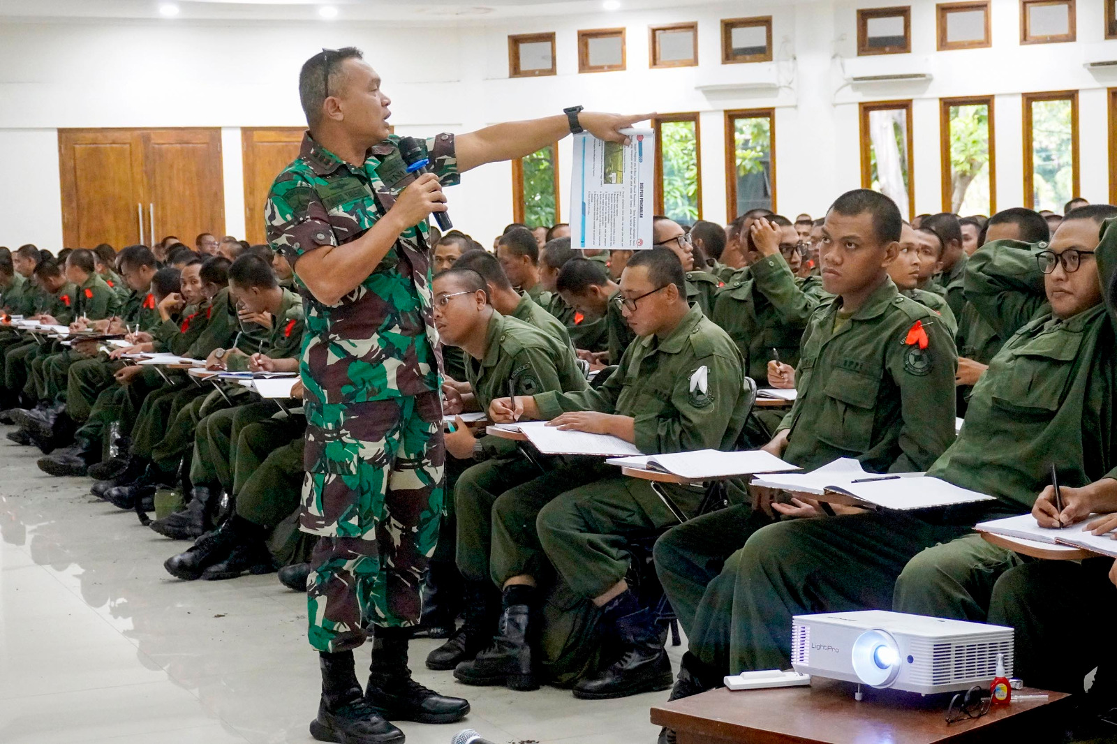 Komandan Brigif 2 Marinir Memberi Bekal Materi Disiplin Tempur Pada Peserta SPPI