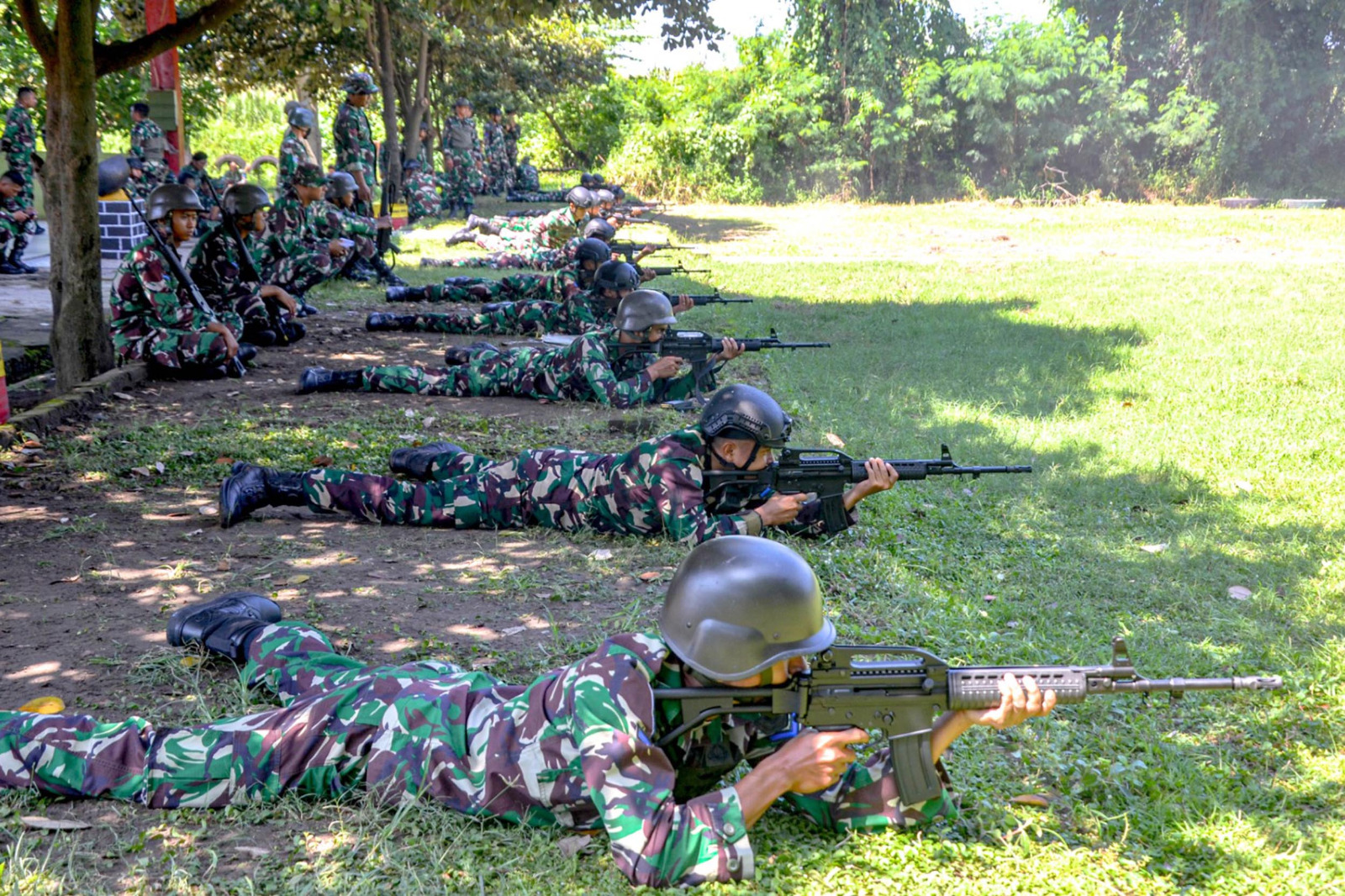 Tingkatkan Kesiapan Tempur, Prajurit Batalyon Infanteri 1 Marinir Laksanakan Menembak Zeroing