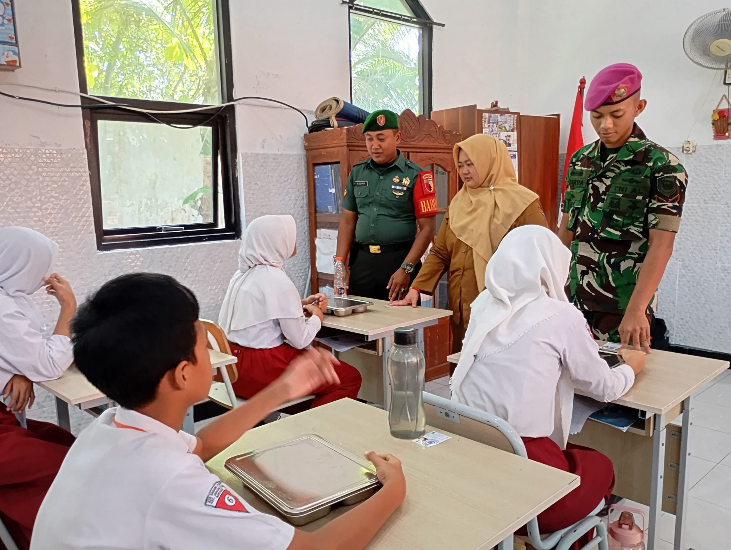 Sinergi Babinsa dan Marinir Lakukan Pengawasan Pendistribusian Program Makan Sehat Bergizi