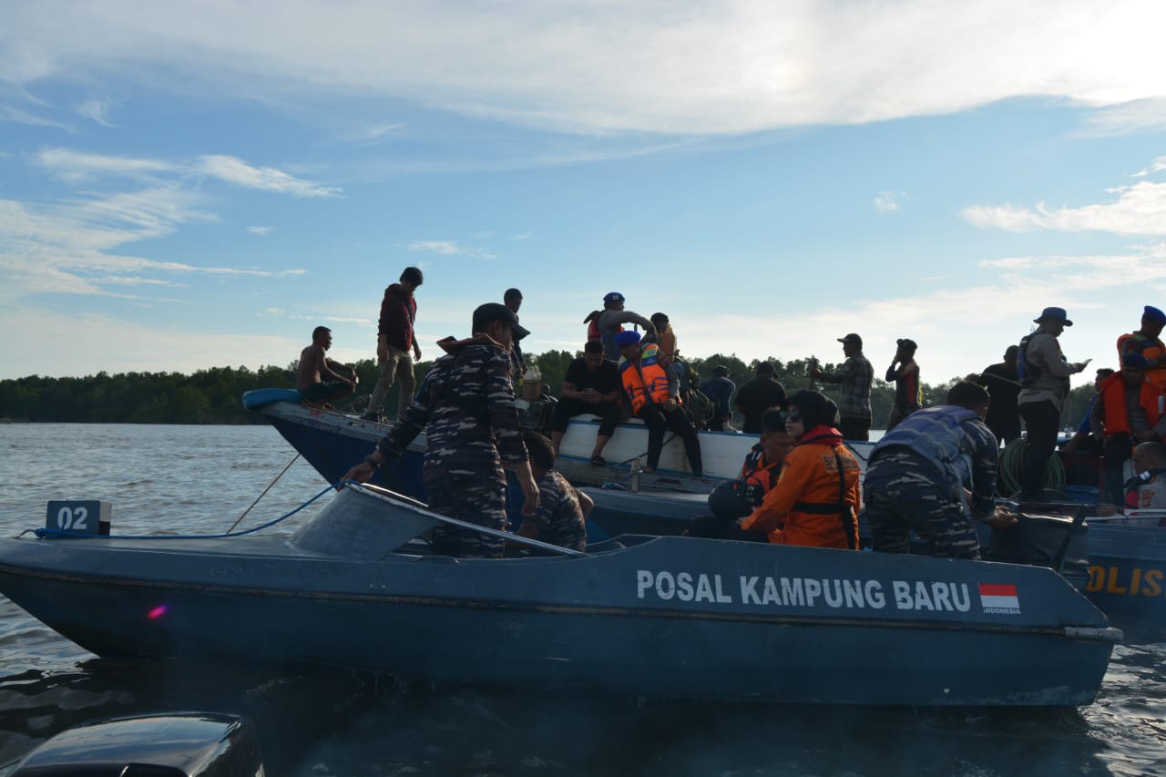 Gerak Cepat Prajurit Lanal Balikpapan Koarmada II Evakuasi Penumpang KMP Muchlisa Yang Karam Di Teluk Balikpapan