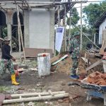 Prajurit Yonif 1 Marinir Bersama Masyarakat Bangun Rumah Layak Huni