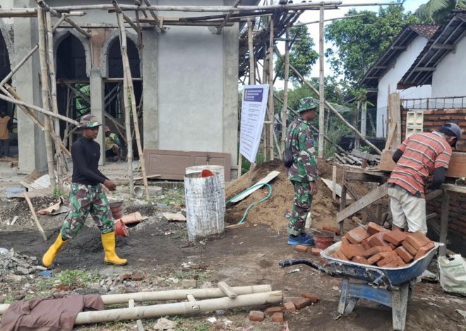 Prajurit Yonif 1 Marinir Bersama Masyarakat Bangun Rumah Layak Huni