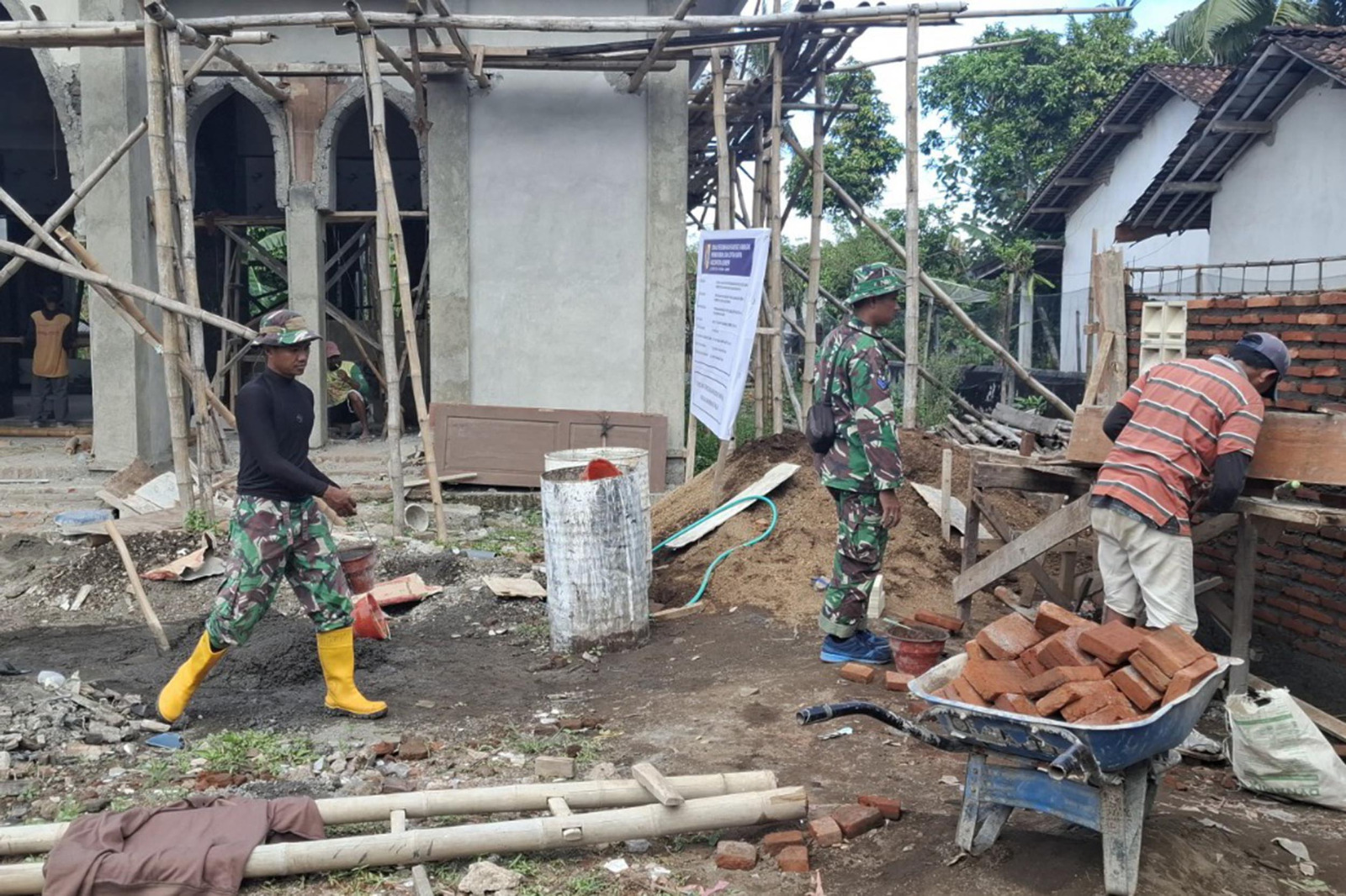 Prajurit Yonif 1 Marinir Bersama Masyarakat Bangun Rumah Layak Huni