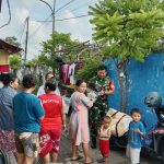 Ringankan Beban Warga, Babinsa Wonokromo Berikan Bantuan 
