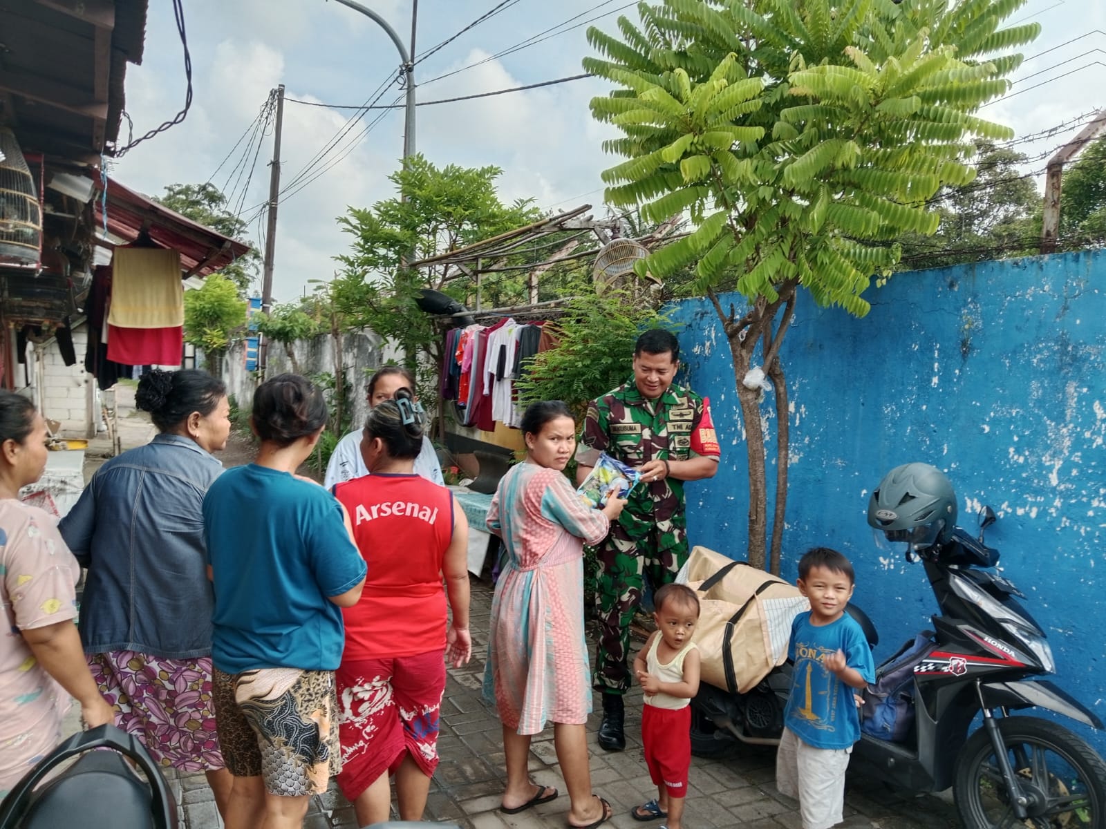 Ringankan Beban Warga, Babinsa Wonokromo Berikan Bantuan