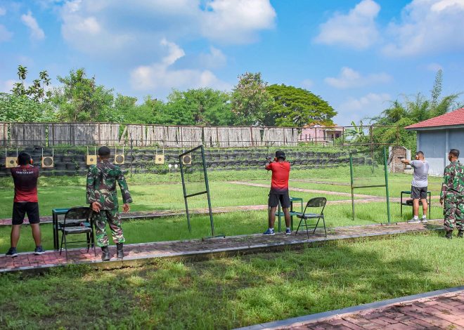 Pertajam Kemampuan, Komandan beserta Perwira Laksanakan Latihan Menembak
