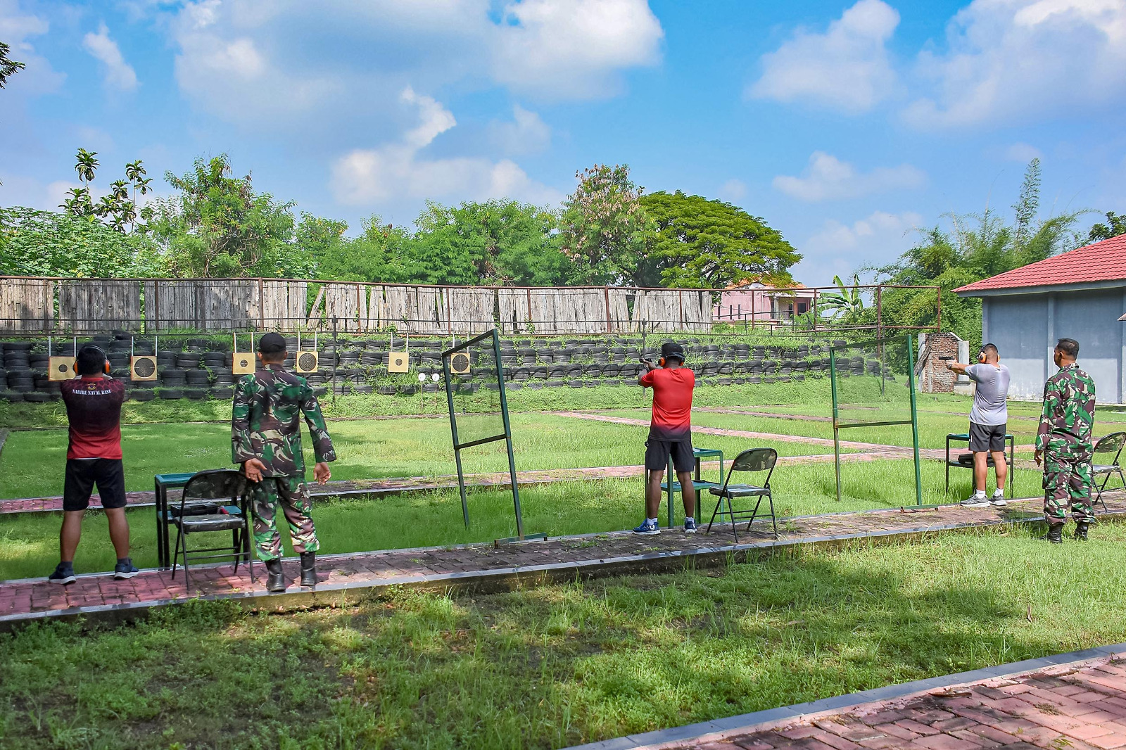 Pertajam Kemampuan, Komandan beserta Perwira Laksanakan Latihan Menembak