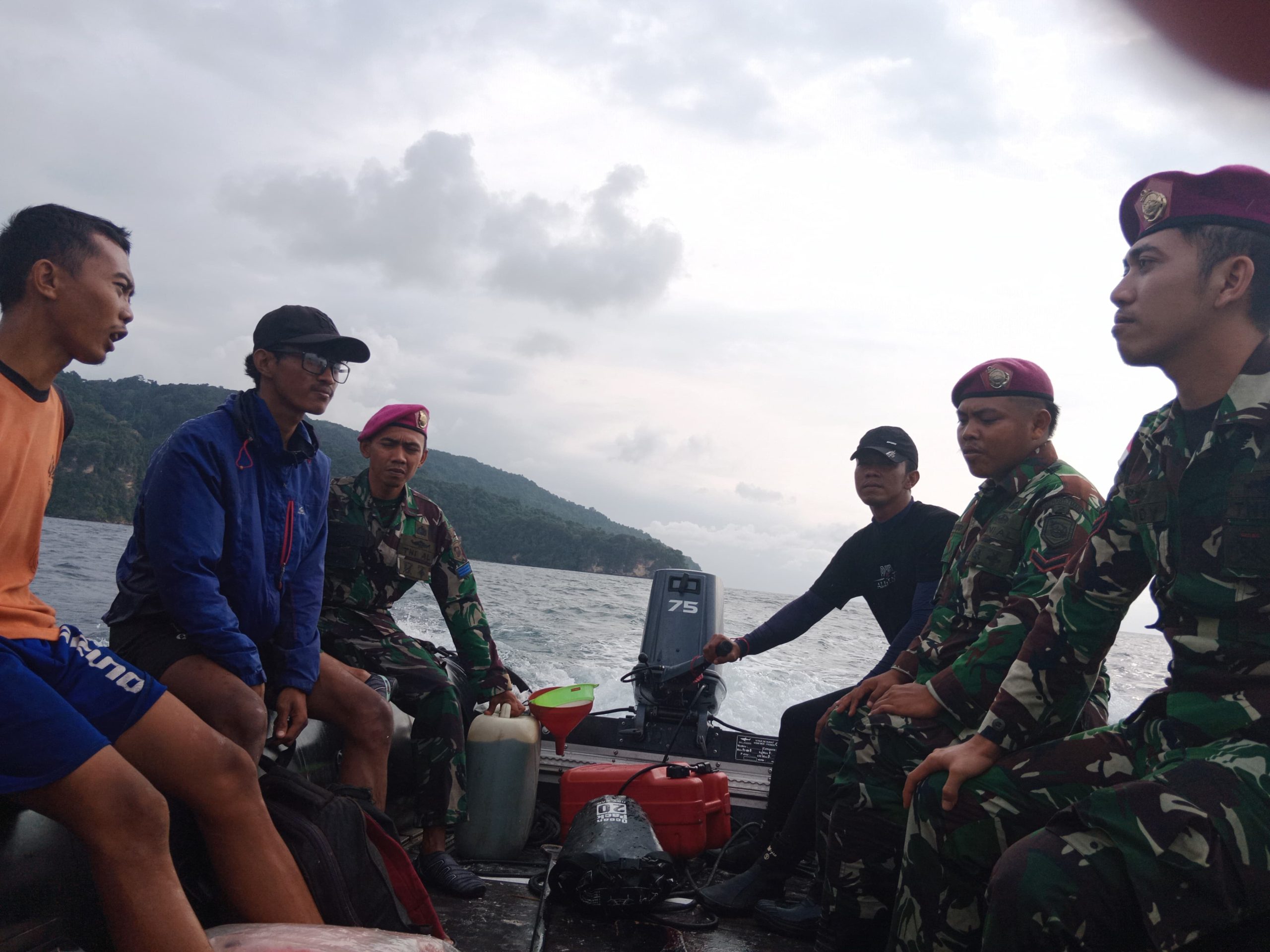 Satgasmar Ops Pam Puter Nusabarung Selamatkan Orang Terdampar Di Pulau Nusa Barung