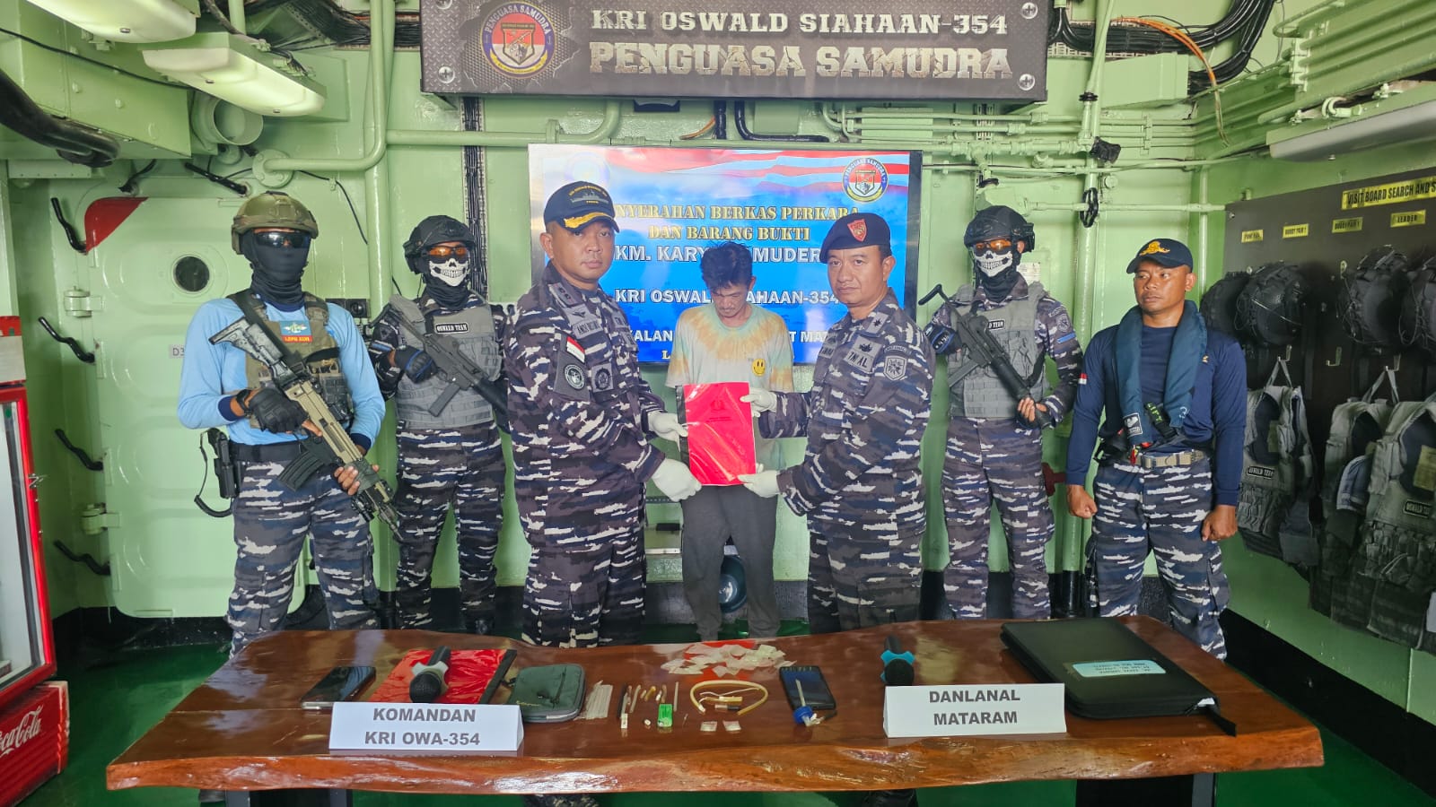 Tangkap Kapal Penampung Ikan, KRI Oswald Siahaan-354 Temukan Sabu-Sabu Di Kamar Sang Nakhoda