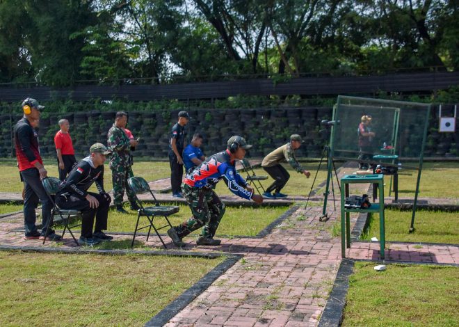 Komandan Brigif 2 Marinir Latihan Menembak Pistol Bersama Atlet Menembak Marwiltim