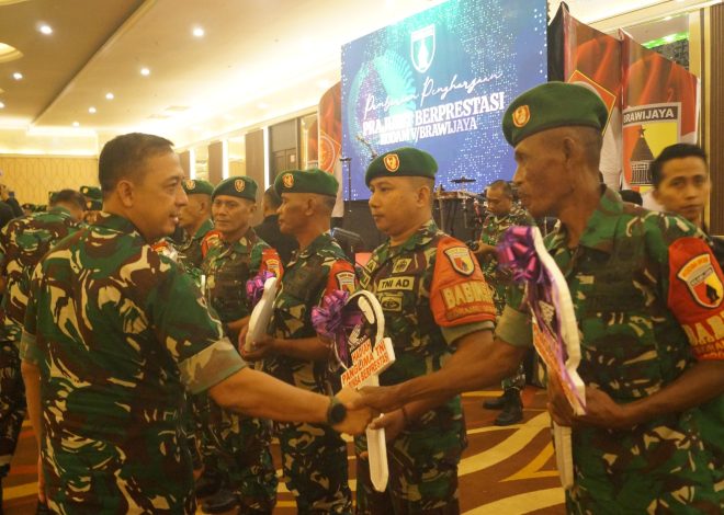 Panglima TNI Beri Penghargaan  kepada Prajurit Berprestasi Kodim Surabaya