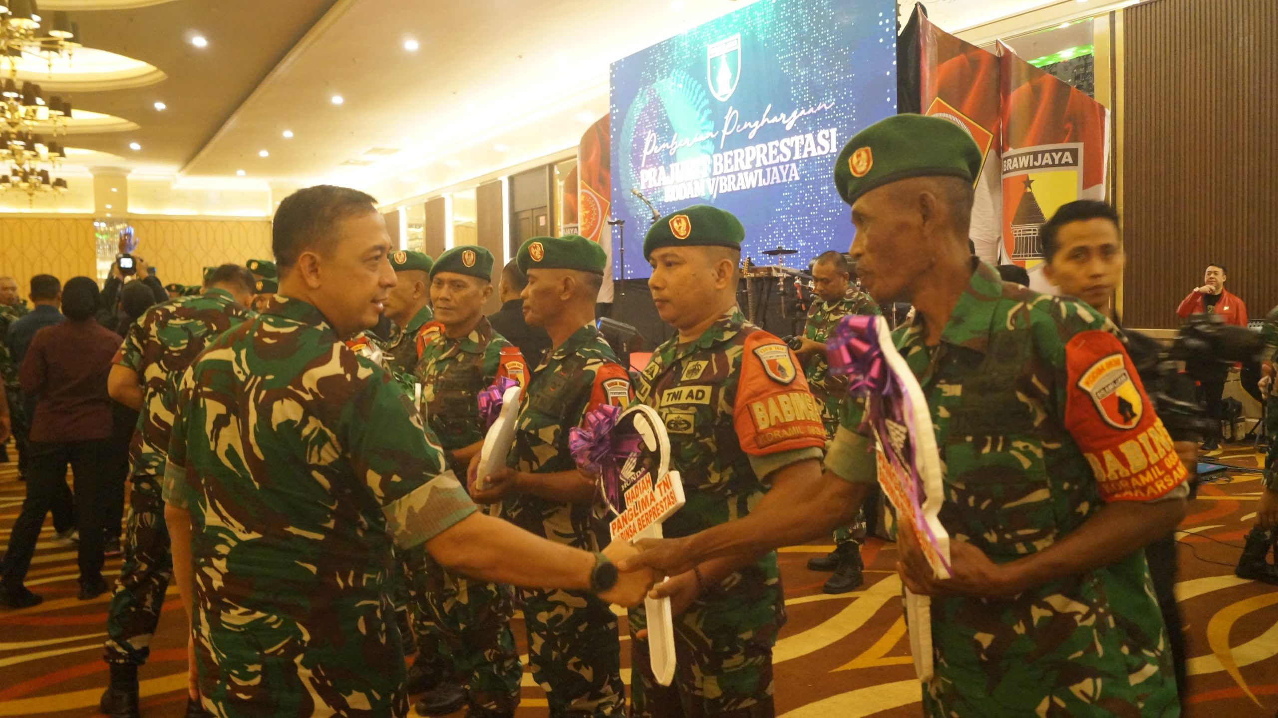 Panglima TNI Beri Penghargaan  kepada Prajurit Berprestasi Kodim Surabaya