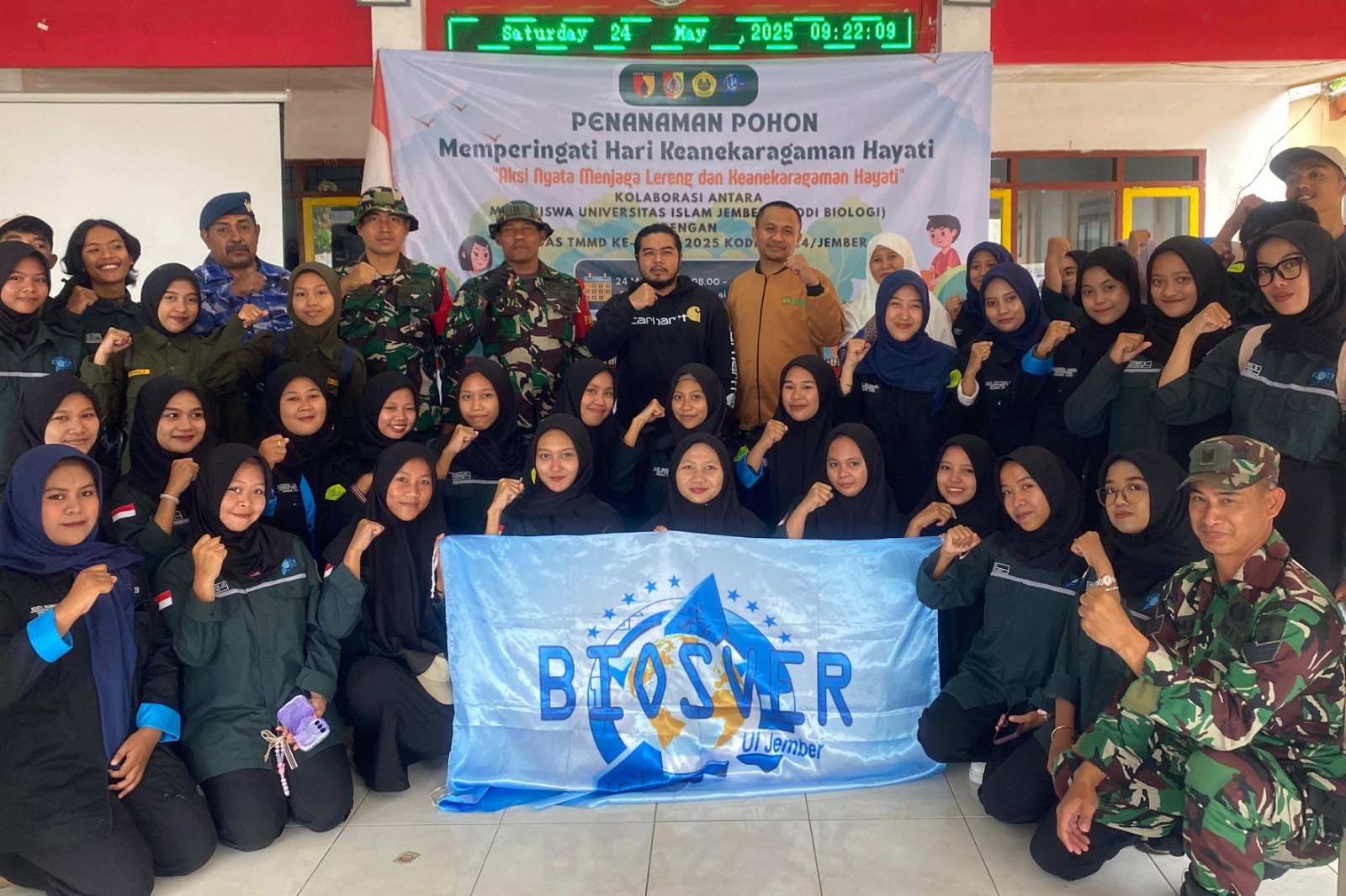 Hijaukan Lingkungan, Prajurit Yonif 1 Mar Bersama Masyarakat dan Mahasiswa Laksanakan Penanaman Pohon