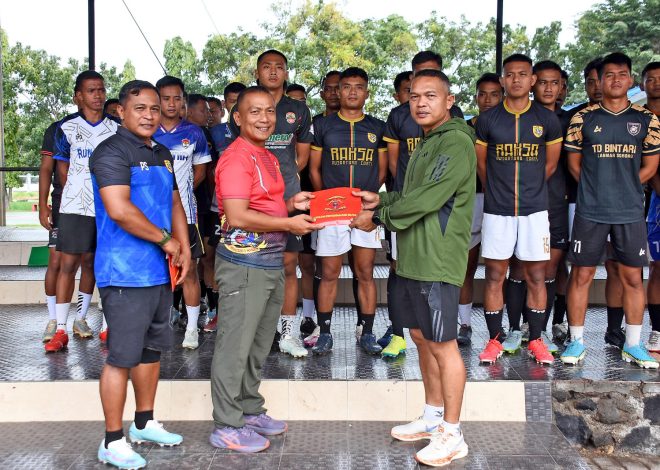 Komandan Brigif 2 Marinir Kobarkan Semangat Bertanding Tim Sepak Bola Marwiltim
