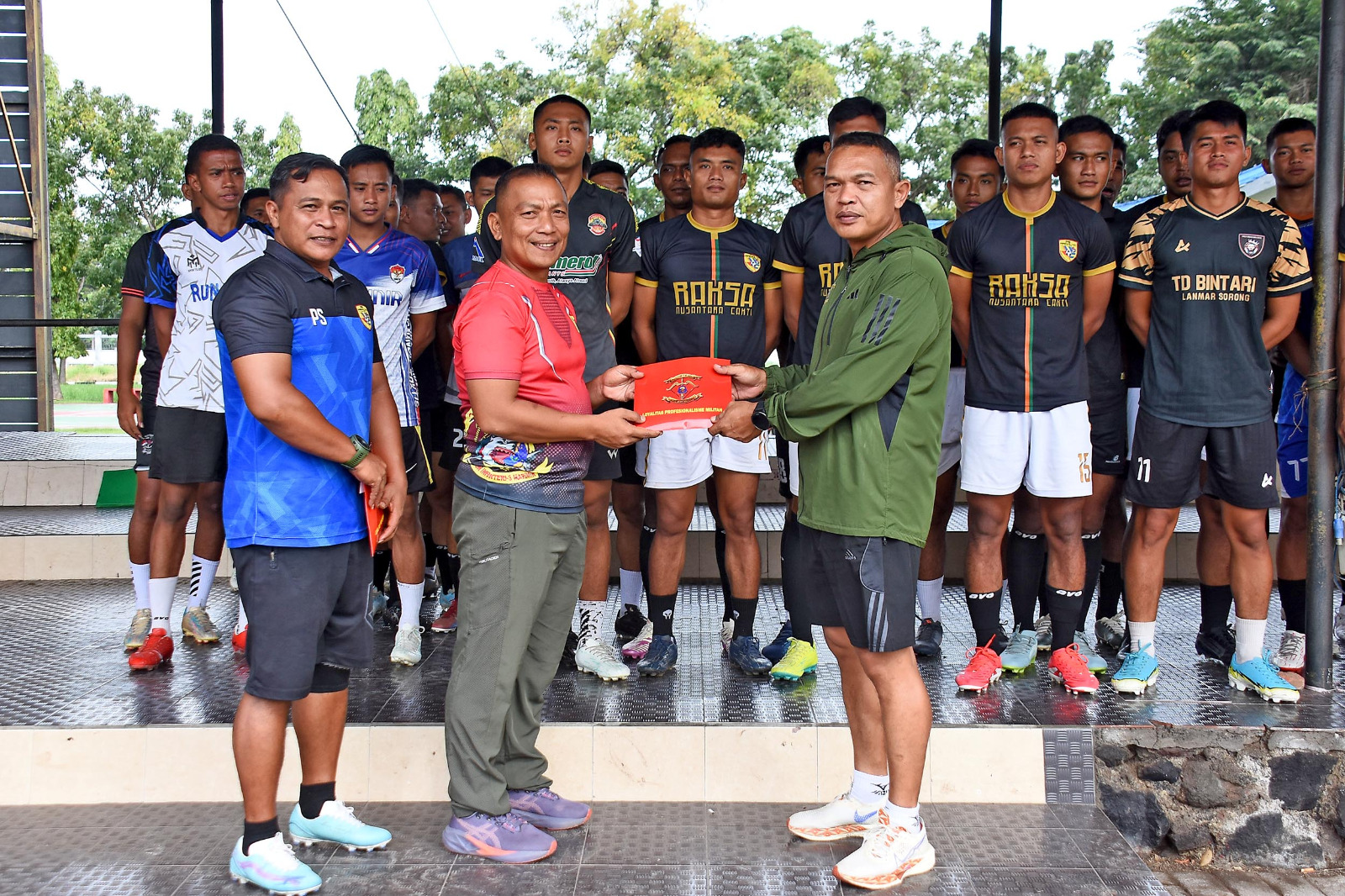 Komandan Brigif 2 Marinir Kobarkan Semangat Bertanding Tim Sepak Bola Marwiltim