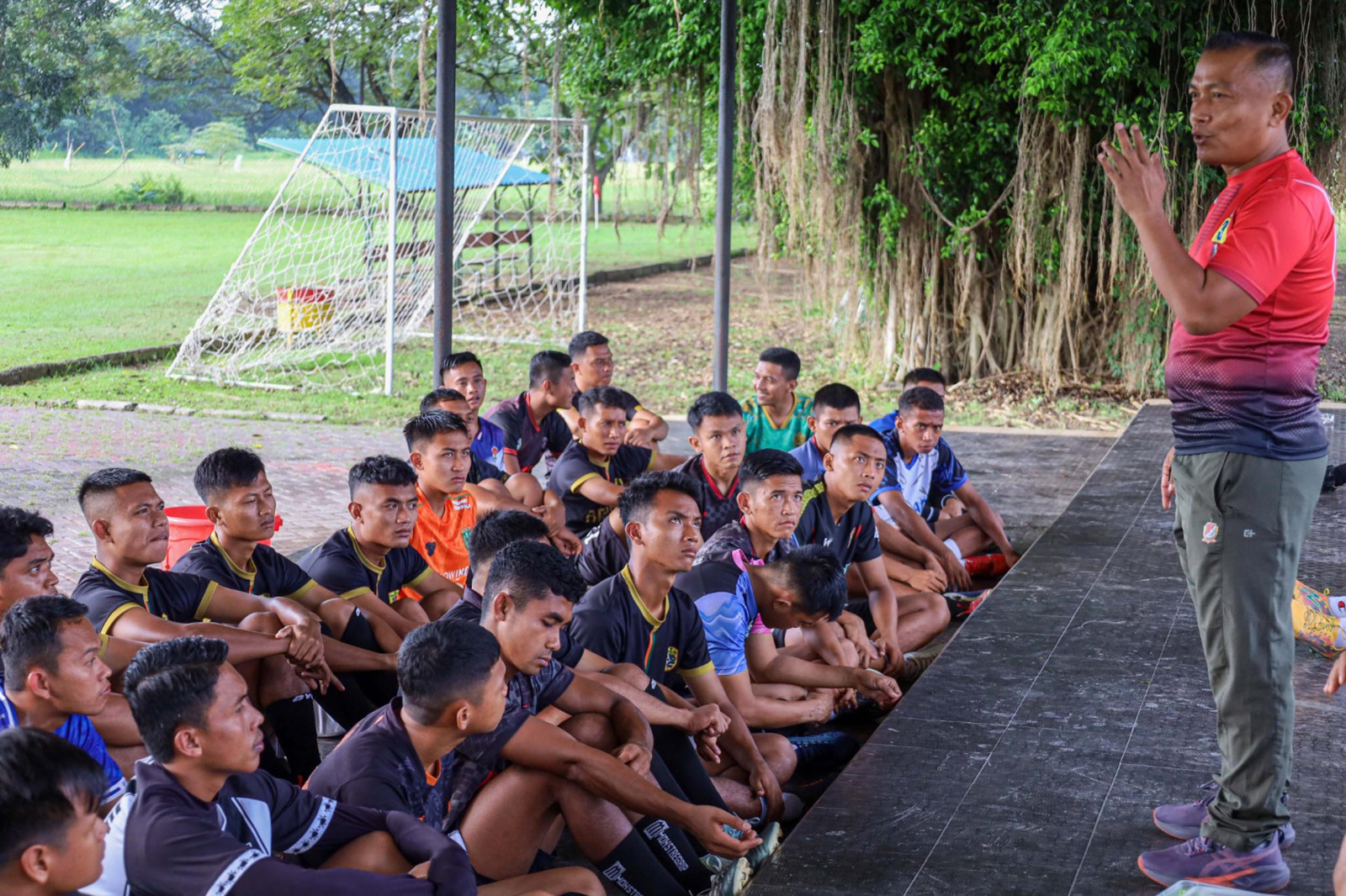 Danyonif 3 Marinir Beri Motivasi Pada Atlet Sepak Bola Marwiltim