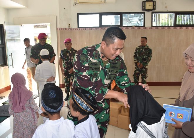 Komandan Beserta Prajurit Yonif 5 Marinir Berikan Santunan Pada Panti Asuhan Langgar Nurul Karimah