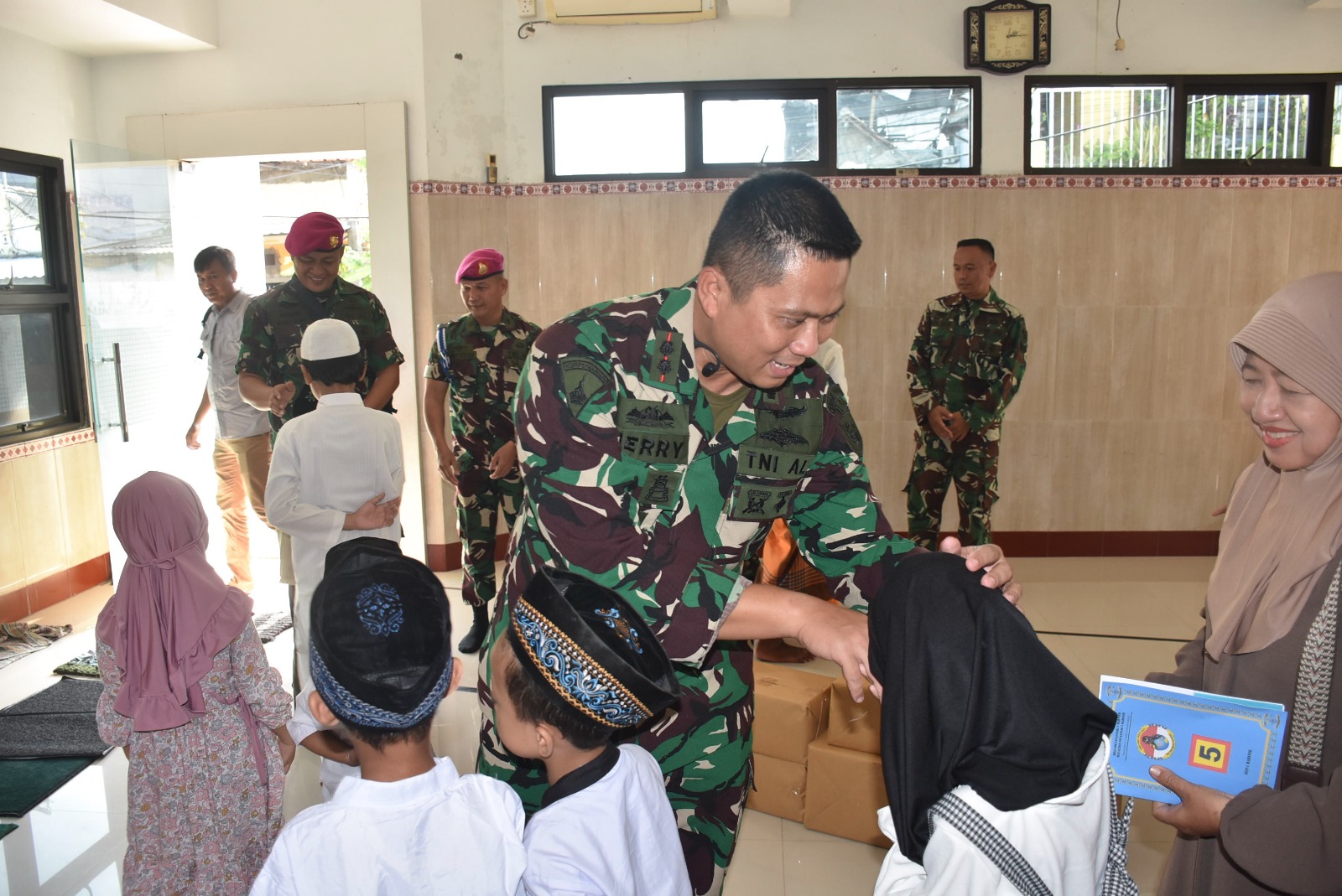 Komandan Beserta Prajurit Yonif 5 Marinir Berikan Santunan Pada Panti Asuhan Langgar Nurul Karimah