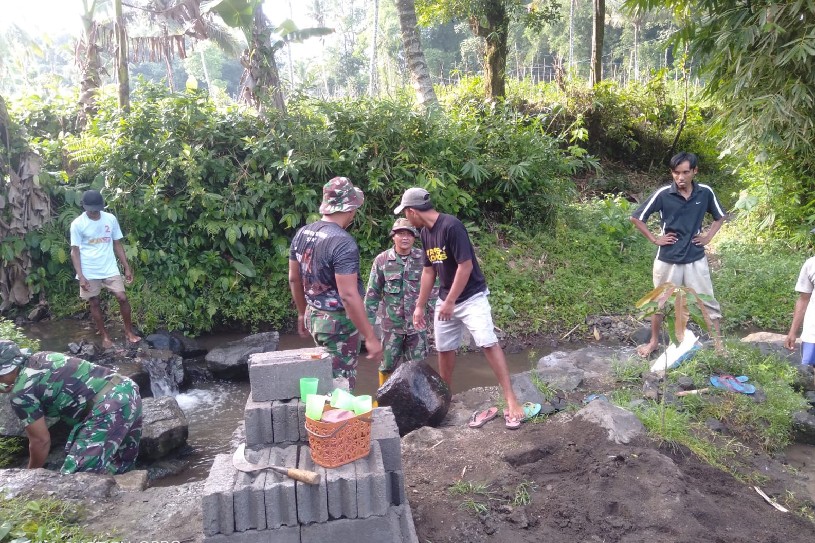 Prajurit Yonif 1 Marinir Bersama Masyarakat Jember, Laksanakan Pembangunan dan Perbaikan Saluran Irigasi