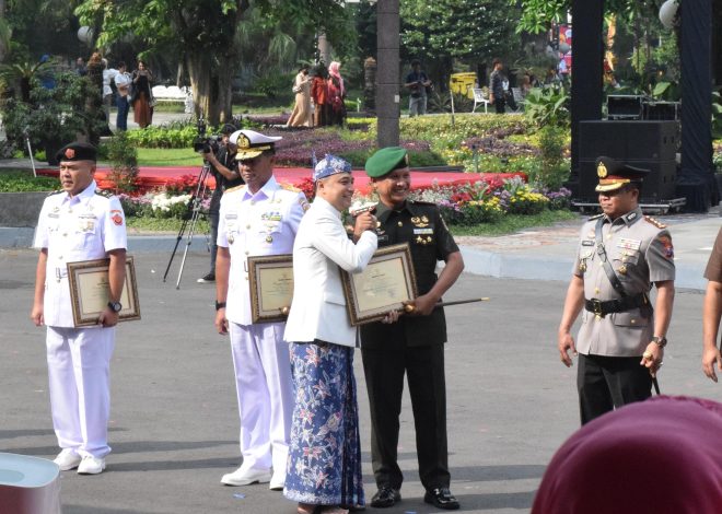 Dandim 0830 Surabaya Terima Penghargaan di HJKS Ke 732 Kota Surabaya