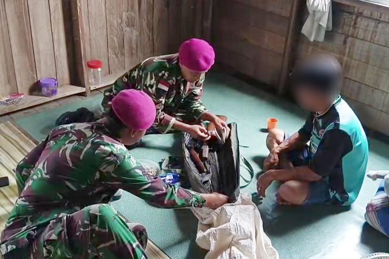 Satgasmar Pam Ambalat XXX Terima Senjata Api Rakitan Di Perbatasan