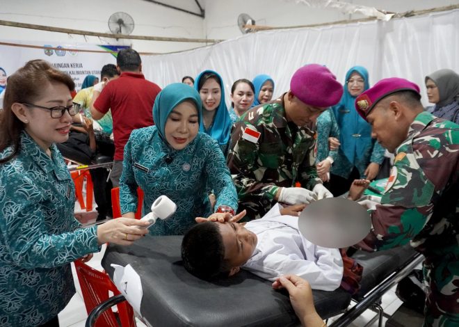 Personel Kesehatan Satgasmar Pam Ambalat XXX terlibat dalam Khitanan Massal di Perbatasan