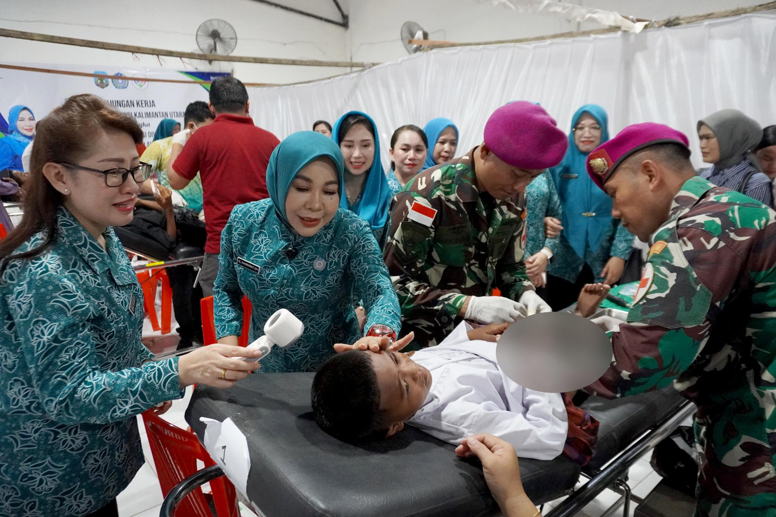 Personel Kesehatan Satgasmar Pam Ambalat XXX terlibat dalam Khitanan Massal di Perbatasan