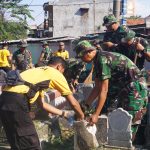 Bersama Komunitas Bonek, Kodim 0830/Surabaya Kompak Bersihkan Makam Sesepuh Persebaya