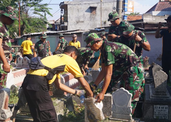 Bersama Komunitas Bonek, Kodim 0830/Surabaya Kompak Bersihkan Makam Sesepuh Persebaya
