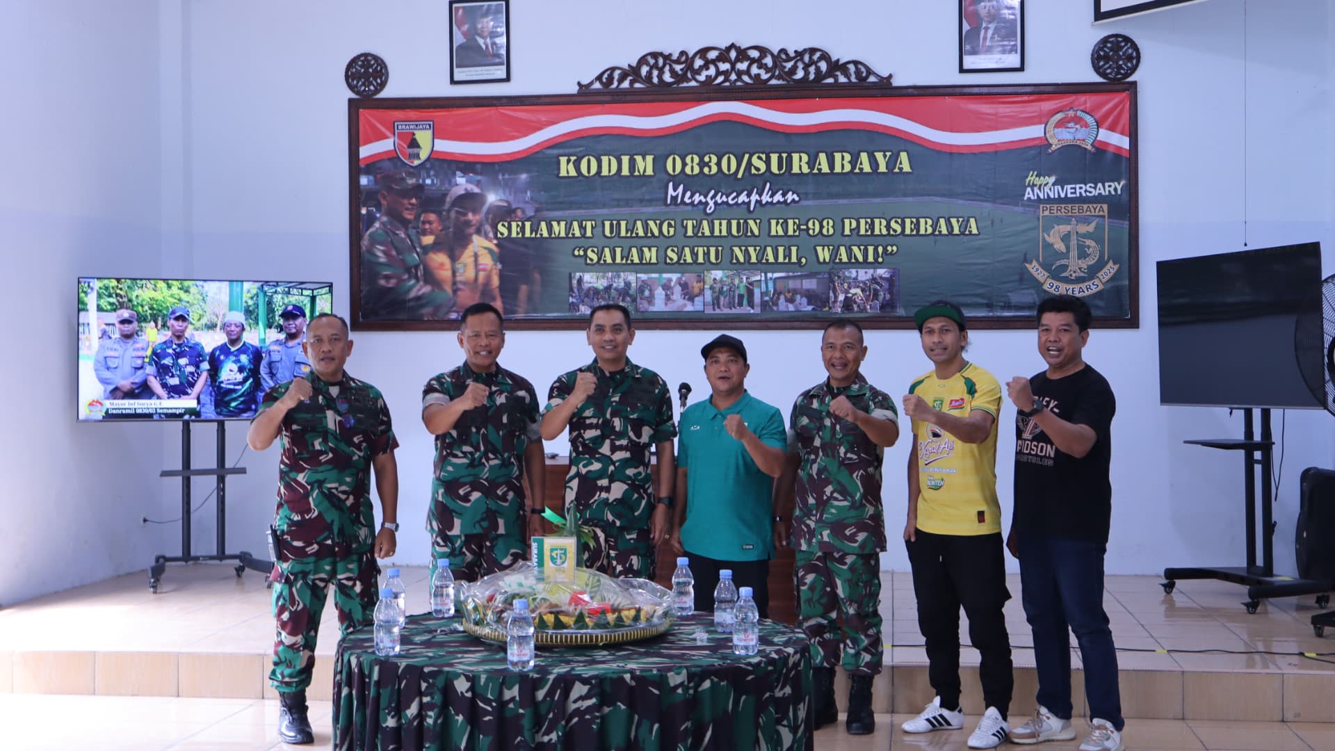 Di Hari Ulang Tahun Persebaya Ke-98, Kodim Surabaya Terima Tumpeng sebagai Simbol Persaudaraan