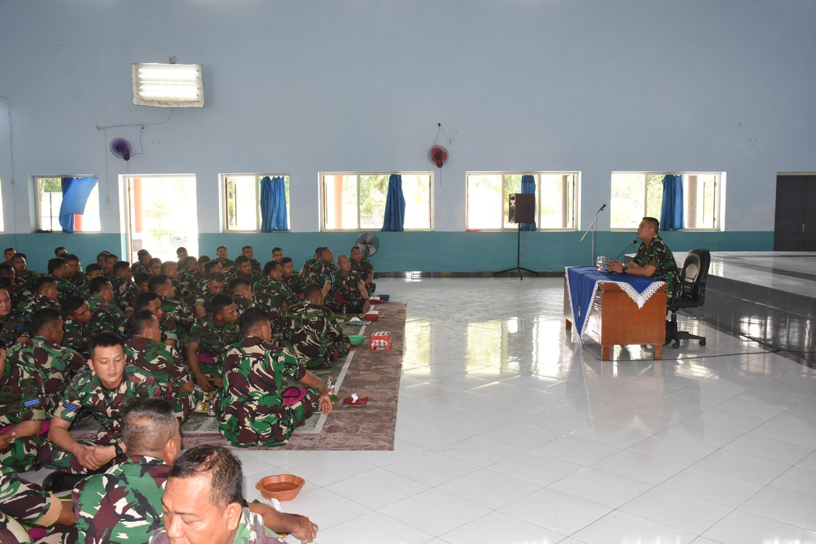 Tingkatkan Kebersamaan dan Keakraban, Danyonif 5 Marinir Gelar Jam Komandan Dan Makan Siang Bersama Prajurit