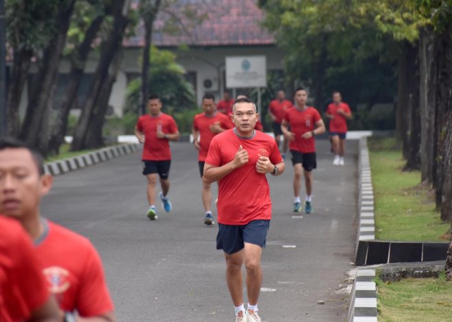 Jaga Stamina dan Soliditas, Perwira Brigif 2 Marinir Laksanakan Olahraga Bersama