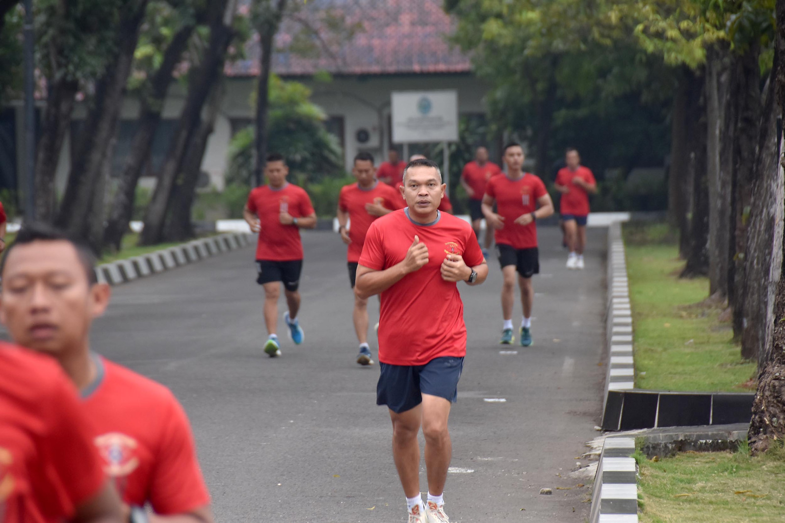 Jaga Stamina dan Soliditas, Perwira Brigif 2 Marinir Laksanakan Olahraga Bersama
