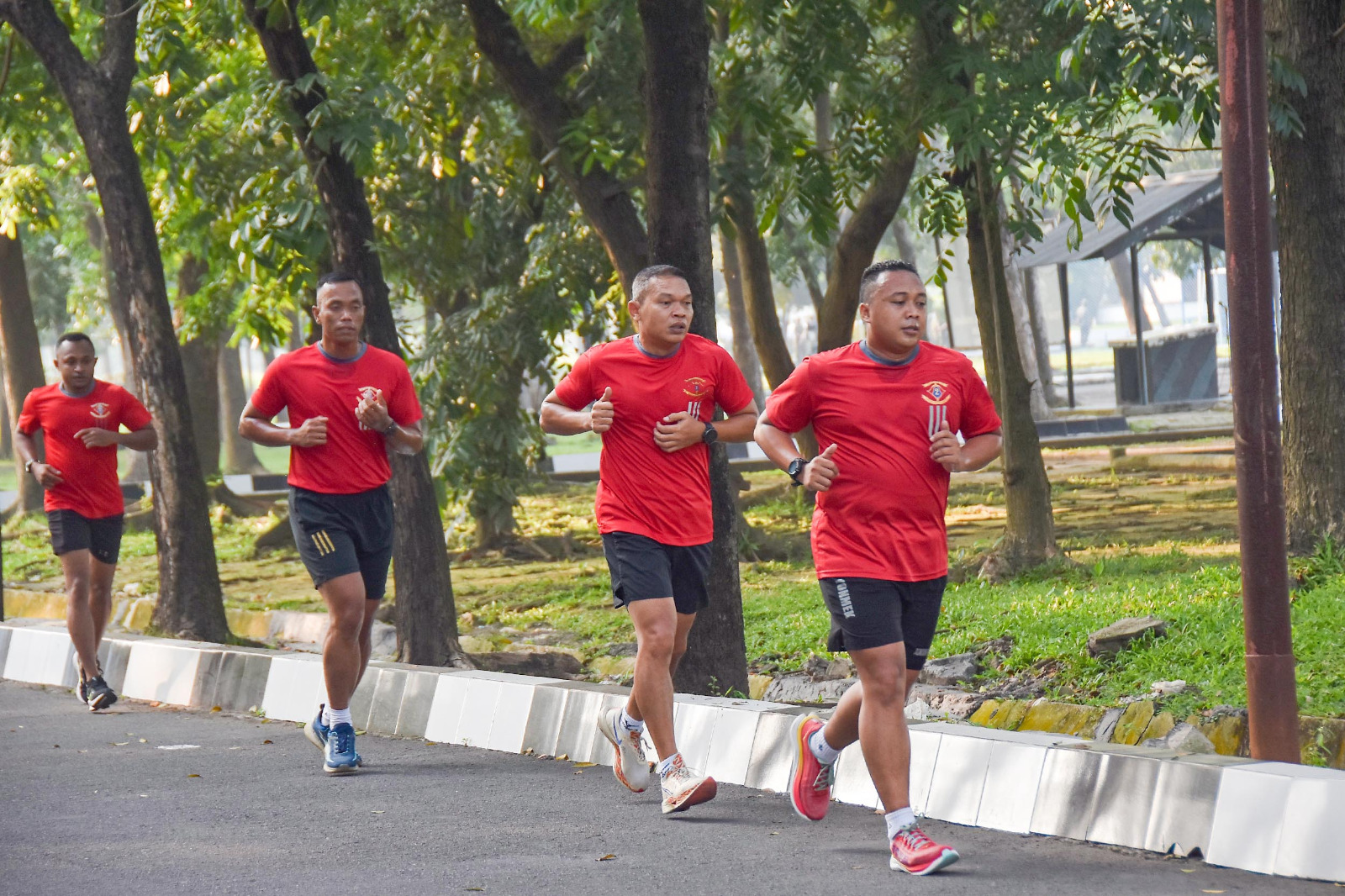 Jaga Stamina dan Soliditas, Perwira Brigif 2 Marinir Laksanakan Olahraga Bersama