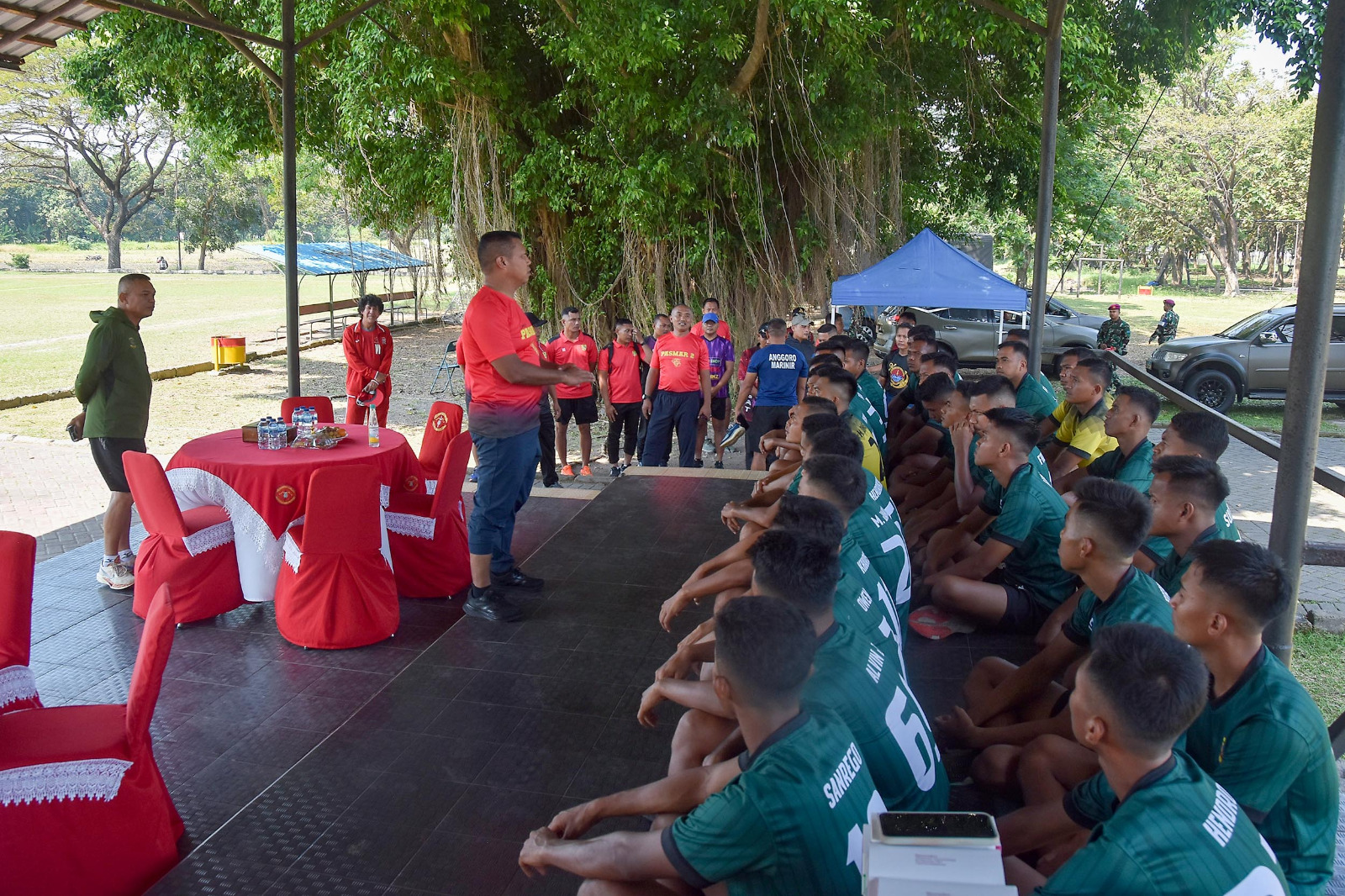 Komandan Brigif 2 Marinir Dampingi Danpasmar 2 Tingkatkan Semangat Bertanding Tim Sepak Bola Marwiltim
