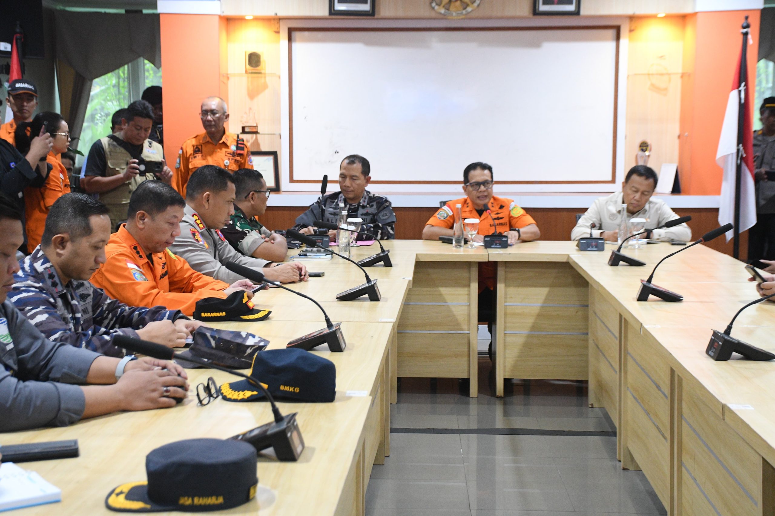 Pangkoarmada II Tegaskan Komitmen TNI AL dalam Pencarian KMP Tunu Pratama Jaya