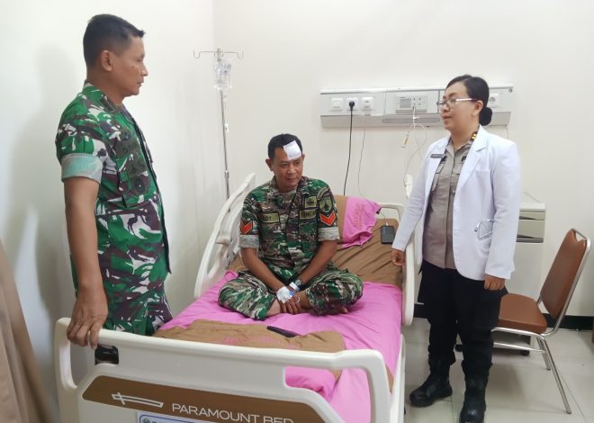 Peduli Anggota, Dandim Surabaya Sambangi Prajurit yang Alami cedera pengamanan