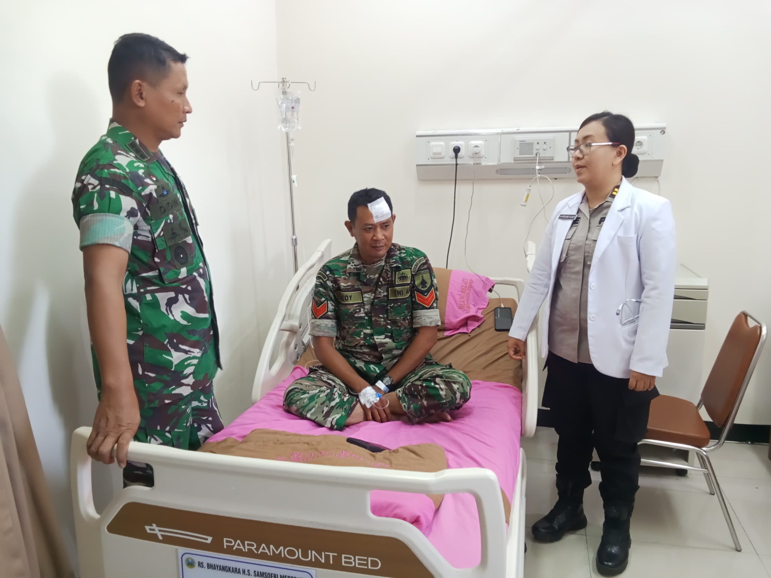 Peduli Anggota, Dandim Surabaya Sambangi Prajurit yang Alami cedera pengamanan