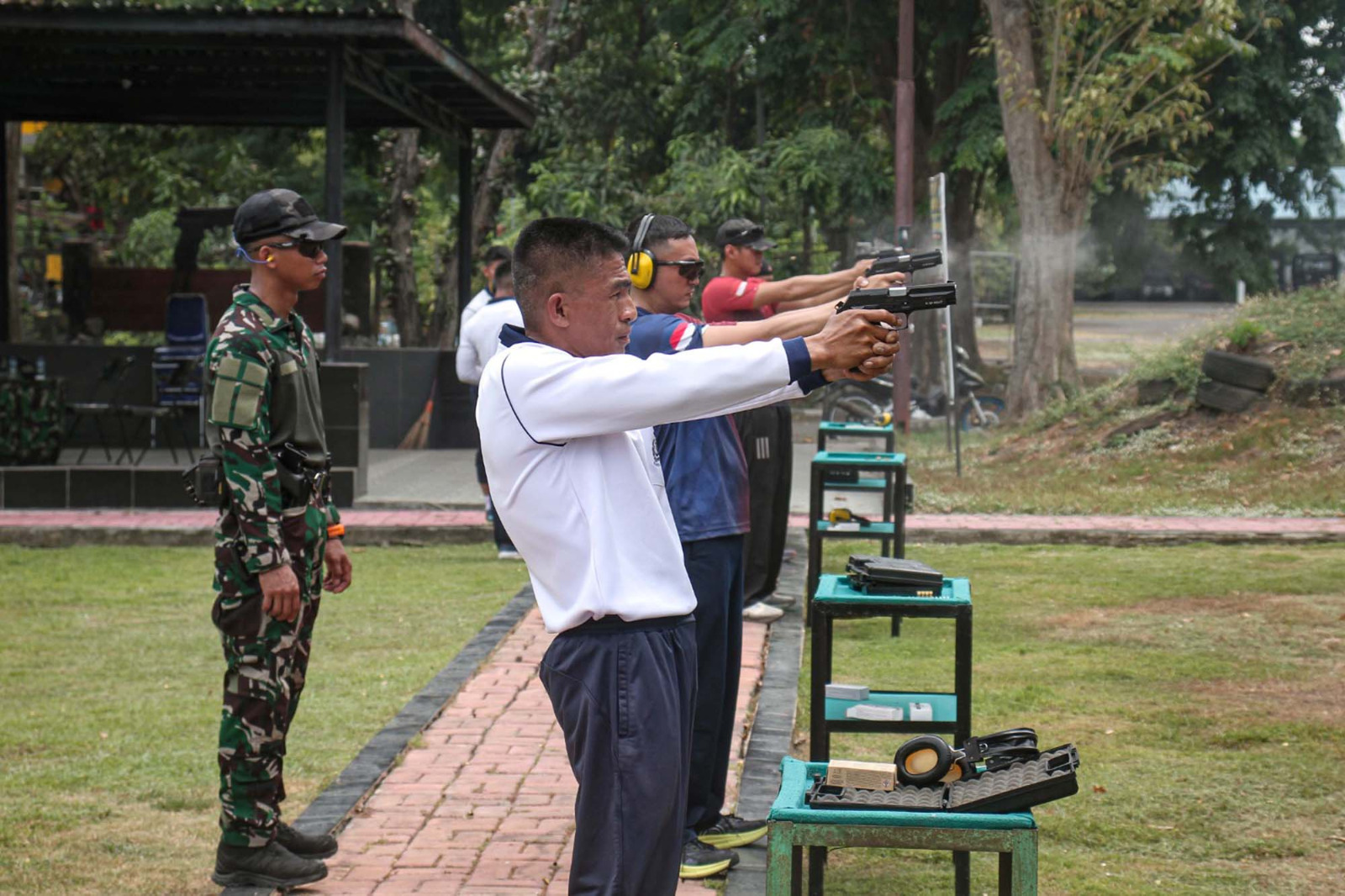 Pertajam Kemampuan Tempur, Perwira Yonif 3 Marinir Laksanakan Latihan Menembak Pistol